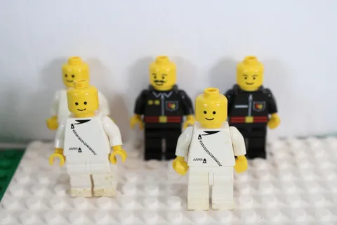 Vintage Lego Town Mini Figure Lot of 5 Minifigures T843