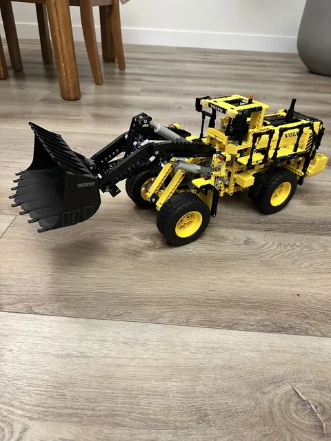 LEGO TECHNIC: Volvo L350f Wheel Loader (42030) Motorized 100% Complete