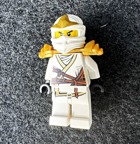 LEGO NINJAGO White Ninja Minifigure w/ Gold Shoulder Armor Plastic 4+