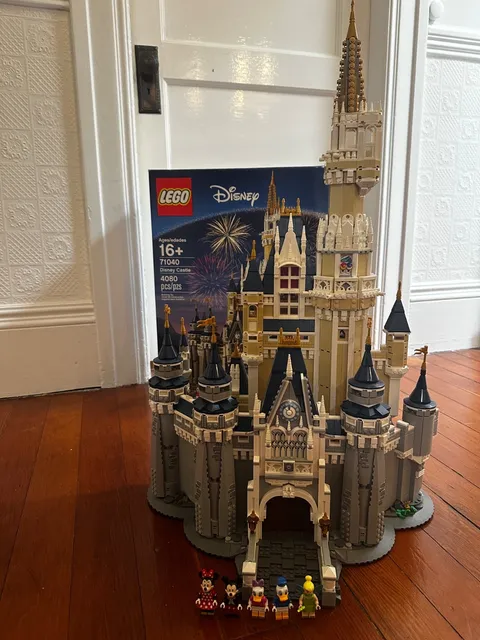 LEGO Disney: The Disney Castle (71040) 100% complete with box