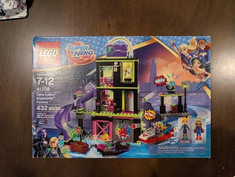 LEGO DC Super Hero Girls: Lena Luthor Kryptomite Factory (41238)