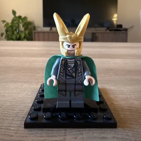 LEGO Loki Minifigure w/ Green Cloth Cape & Gold Horned Helmet, Marvel Avengers