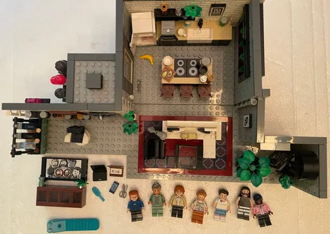LEGO Icons: Queer Eye-The Fab 5 Loft (10291)