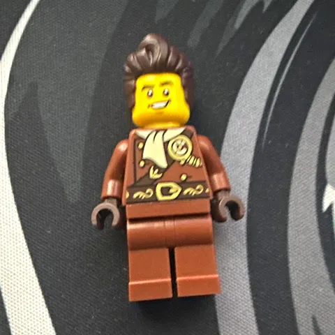 Lego BAM Ninjago DARETH Build A Minifigure does not come with the right torso