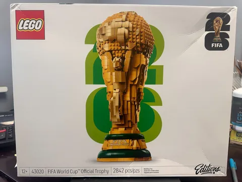 LEGO FIFA WORLD CUP OFFICIAL TROPHY 2842 PIECES BRAND NEW