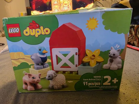 LEGO DUPLO 10949 Farm Animal Care BOX DENTED 