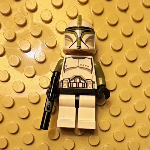 LEGO Star Wars Clone Trooper Sergeant Green P1 Minifigure with Helmet & Blaster