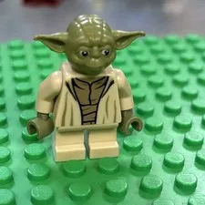 LEGO Star Wars (75360) Yoda Minifigure Jedi Grandmaster Olive Green