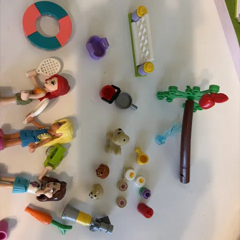 Lego Friends lot 6 figures, dogs, Cats, Tree Three Girls And accessories