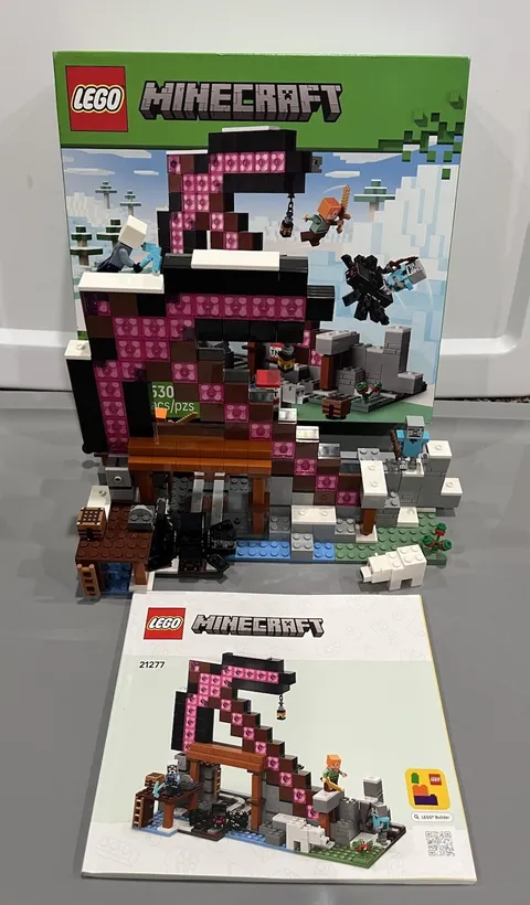LEGO Minecraft The Pickaxe Mine Complete Set 530 Piece (21277)