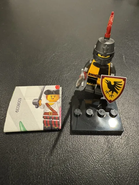 LEGO Tournament Knight Minifigure CMF Series 20 (71027) complete w/instructions