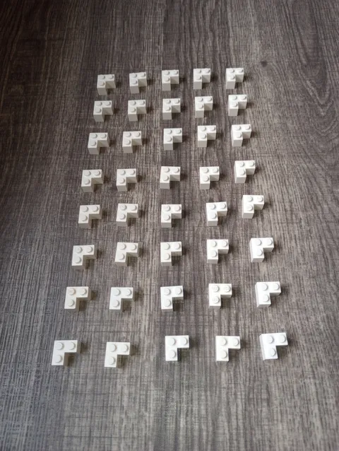 40 pieces White Genuine Lego 2 x 2 Corner Brick part 2357 WYSIWYG IRL 40 pieces