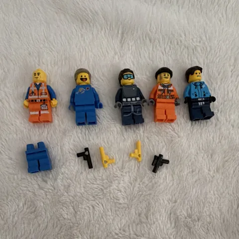 LEGO Minifigures Minifigure Lot of 5 w/ Accessories (Guns) Plastic Age 5+