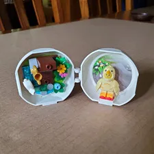 LEGO 853958 Seasonal Easter Chicken Minifig Skater Pod
