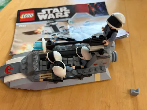 LEGO Star Wars: Rebel Scout Speeder (7668)-complete all mini figs and booklet