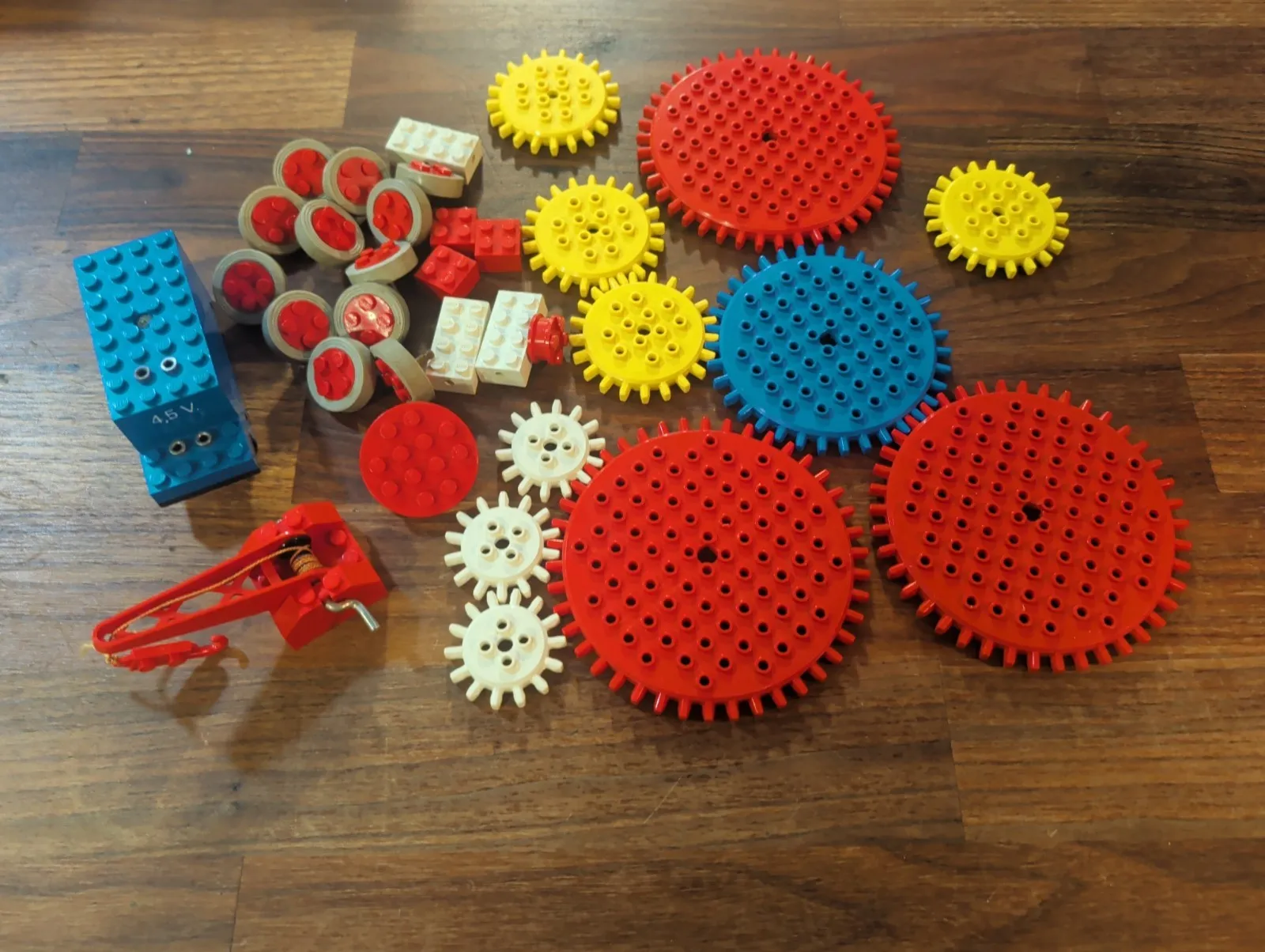 LEGO  LOT VINTAGE GEARS WHEELS  CRANE & 4.5V MOTOR