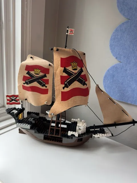 LEGO 6271 Imperial Flagship Vintage Pirates Ship 4 Minifigs Cloth Sails