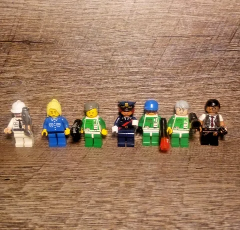 Lot Of 7 Random Lego Figures + Accessories Police characters miniatures toy VGC