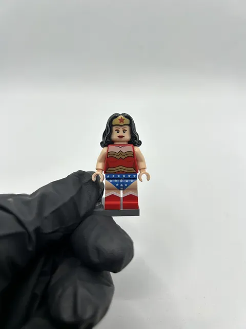 LEGO Wonder Woman Minifigure - Genuine LEGO - Excellent Condition (sh0004)