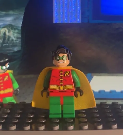 LEGO Batman Wavy Hair Robin 7783  Great Condition No Cracks (Loose Left Leg)