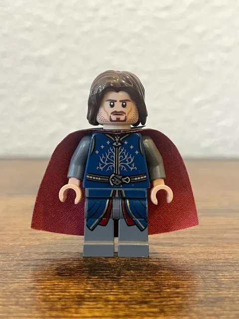 Lego Lord Of The Rings Aragorn Minifigure (Red/Black Cape)