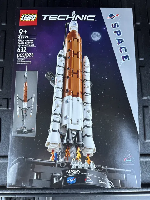 LEGO Technic NASA Artemis Space Launch System Rocket (42221) New Sealed In hand