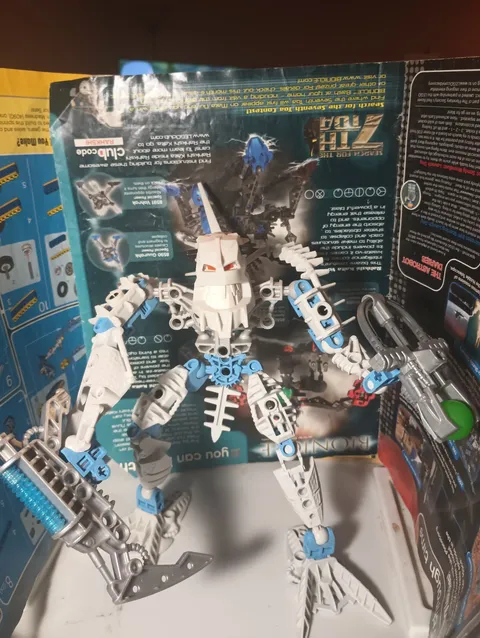 LEGO BIONICLE: Thok (8905) with one(1) zamor sphere