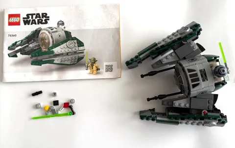 Lego Star Wars Yoda’s Jedi Starfighter 75360 with instruction booklet. R2D2