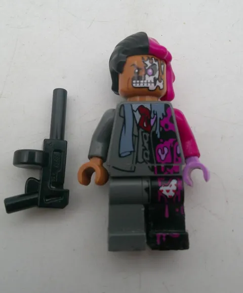 LEGO 70915 DC Batman, TWO-FACE Minifigure Minifig w/ Accessory