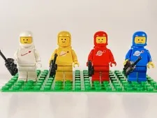 Vintage LEGO Minifigure Classic Space Spaceman x4 Red Blue Yellow White (lot 6)