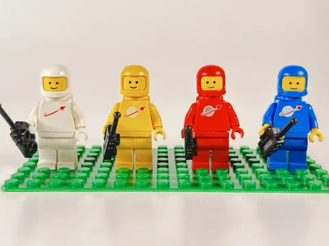 Vintage LEGO Minifigure Classic Space Spaceman x4 Red Blue Yellow White (lot 6)