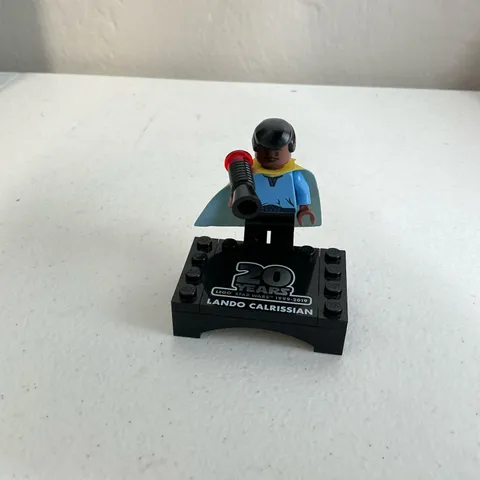 LEGO Star Wars Lando Calrissian Minifigure 20 Years Anniversary W/ Display Base