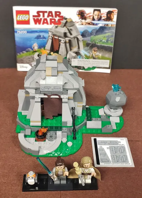 LEGO Star Wars Ahch-To Island Training 75200 Complete w/ Luke, Rey, Porg, Manual