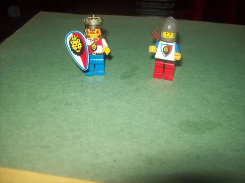 LEGO CASTLE ROYAL KNIGHTS SET # 6008 ROYAL KING & KNIGHT 1