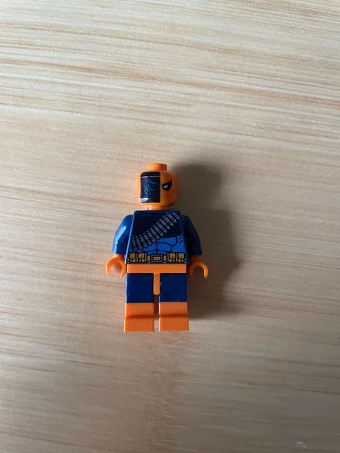 LEGO Deathstroke Minifigure sh0194 from 76034