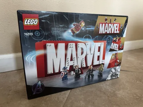 LEGO Super Heroes: Marvel Logo & Minifigures (76313)