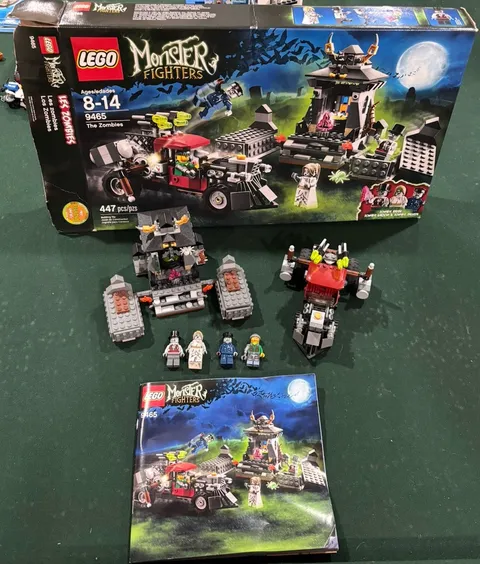 LEGO Monster Fighters 9465 The Zombies Includes box manual Minifigures