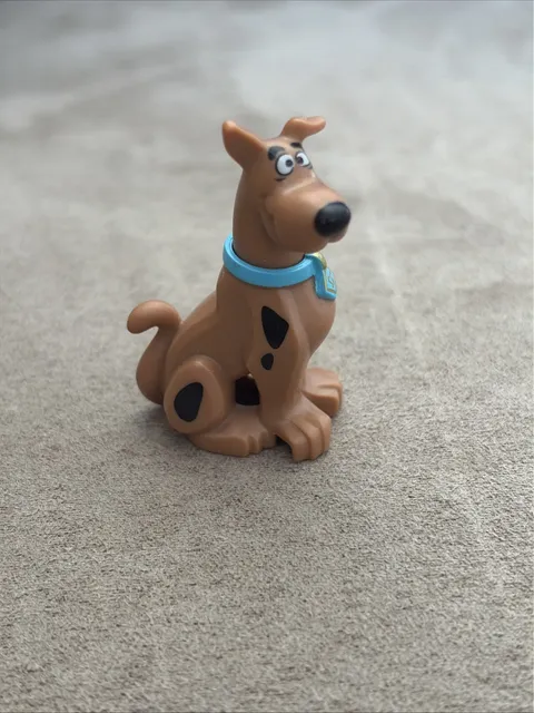 LEGO SCOOBY-DOO MINIFIGURE SITTING DOWN VERSION