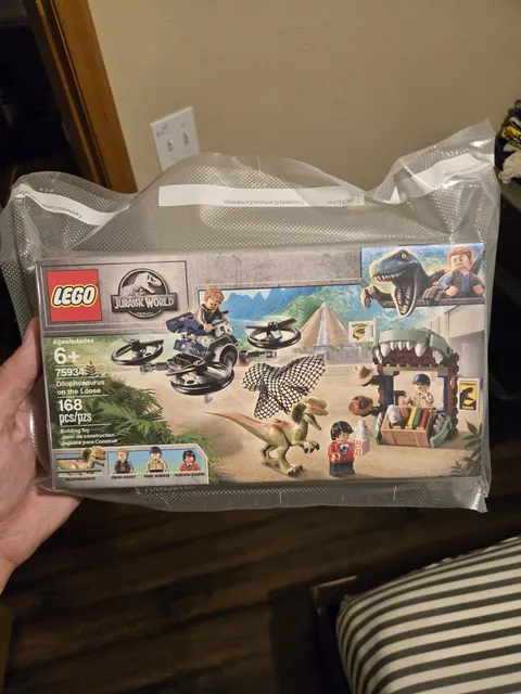 LEGO Jurassic World 75934 Dilophosaurus on the Loose 168 pcs, Age 6+ GREAT SET