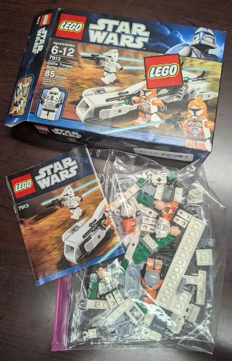 USED -  LEGO Star Wars: Clone Trooper Battle Pack (7913)  - Possibly complete?