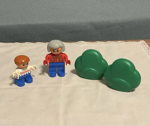 Lego Duplo 2685 Water Park Green Plant Bush, Grandma And Child Replacement Piece