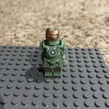 LEGO Super Heroes Marvel Scuba Iron Man (minor cracks under arms)