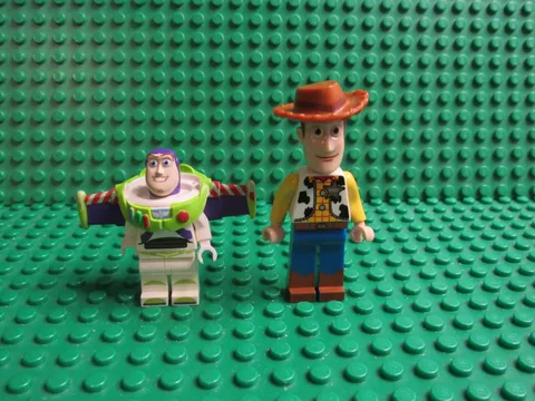 Lot 2 LEGO Disney Toy Story minifigs 7597 7590 7594 Sheriff Woody Buzz Lightyear