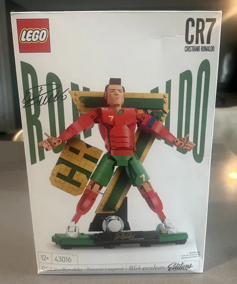 LEGO 43016 Cristiano Ronaldo Soccer Legend 854pc New Sealed Slightly Damaged Box
