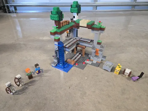 LEGO Minecraft: The First Adventure (21169)