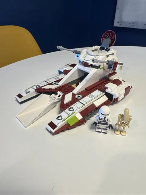 LEGO Star Wars: Republic Fighter Tank (75182) 2 Mini Figures Almost Complete