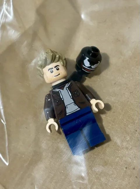 LEGO MARVEL EDDIE BROCK With VENOM HEAD Minifigure Oscorp Building ONLY 76324