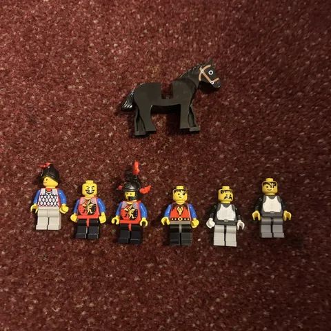 LEGO MINIFIGURE LOT VINTAGE 90S CASTLE PEOPLE HORSE KNIGHTS