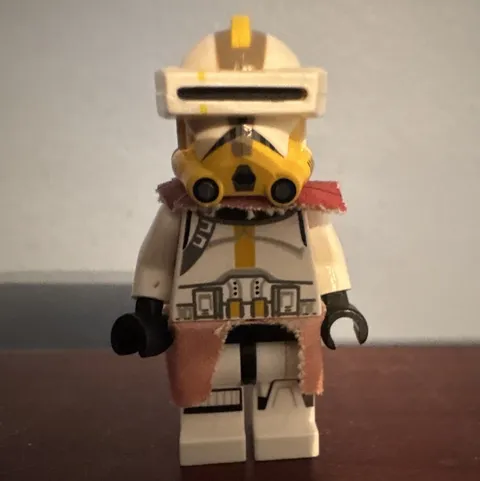 LEGO White Trooper Minifigure Yellow Respirator Helmet Cloth Kama Pauldron