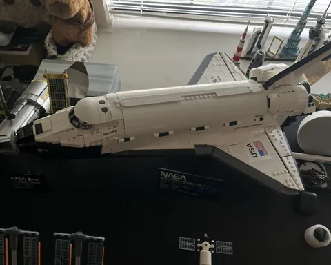 LEGO Creator Expert NASA Space Shuttle Discovery 10283 Hubble 2354pcs Stand